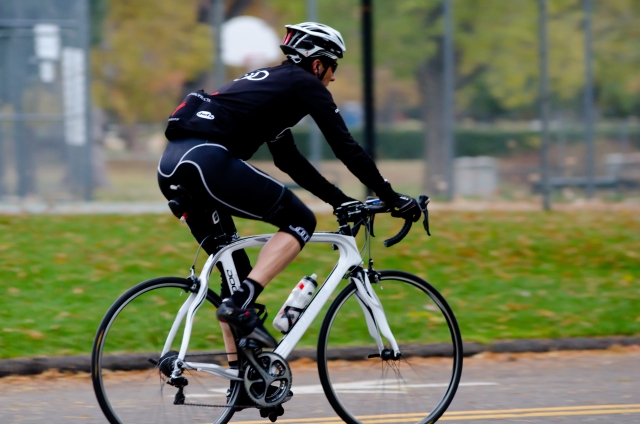 自転車を漕ぐ人の画像